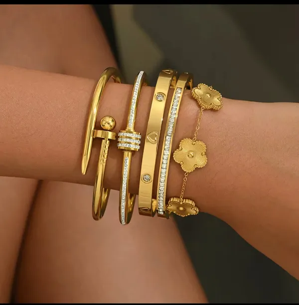 Golden_Stainless_Steel_And_Hypoallergenic_Coating_Bracelet_For_Women